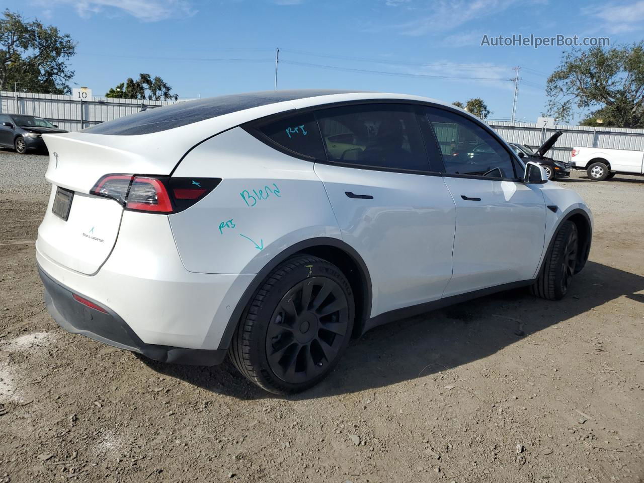 2020 Tesla Model Y  Белый vin: 5YJYGDEEXLF046080