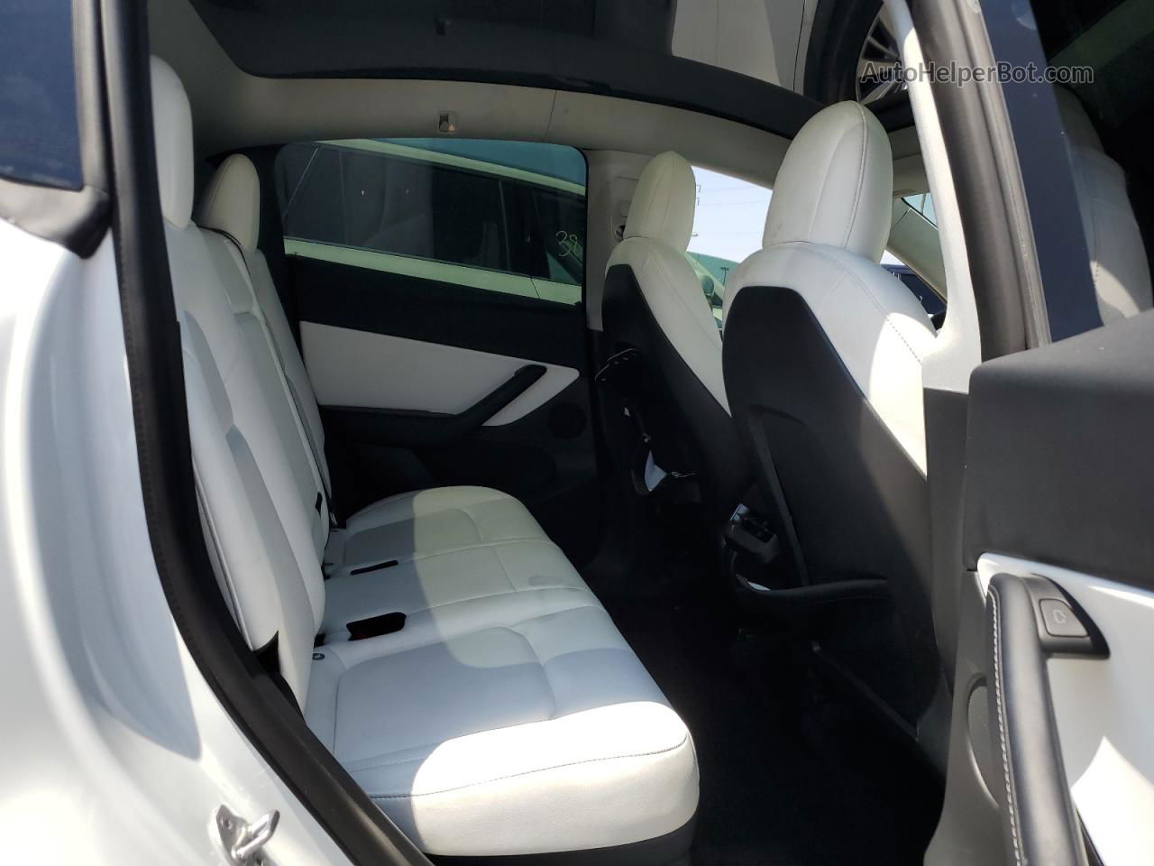 2021 Tesla Model Y  White vin: 5YJYGDEF6MF295311