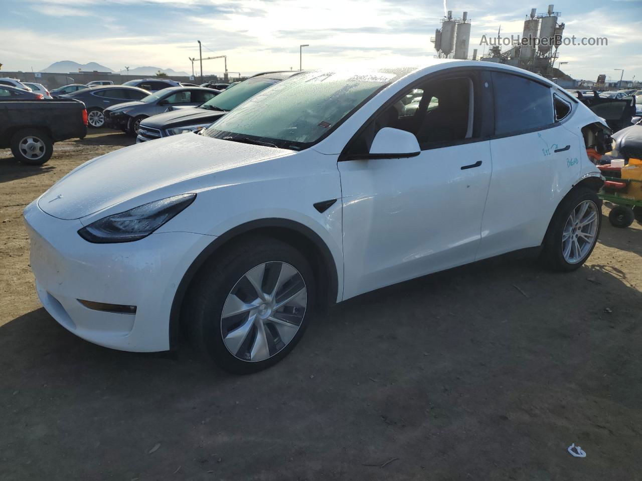 2022 Tesla Model Y  White vin: 7SAYGAEE2NF428835