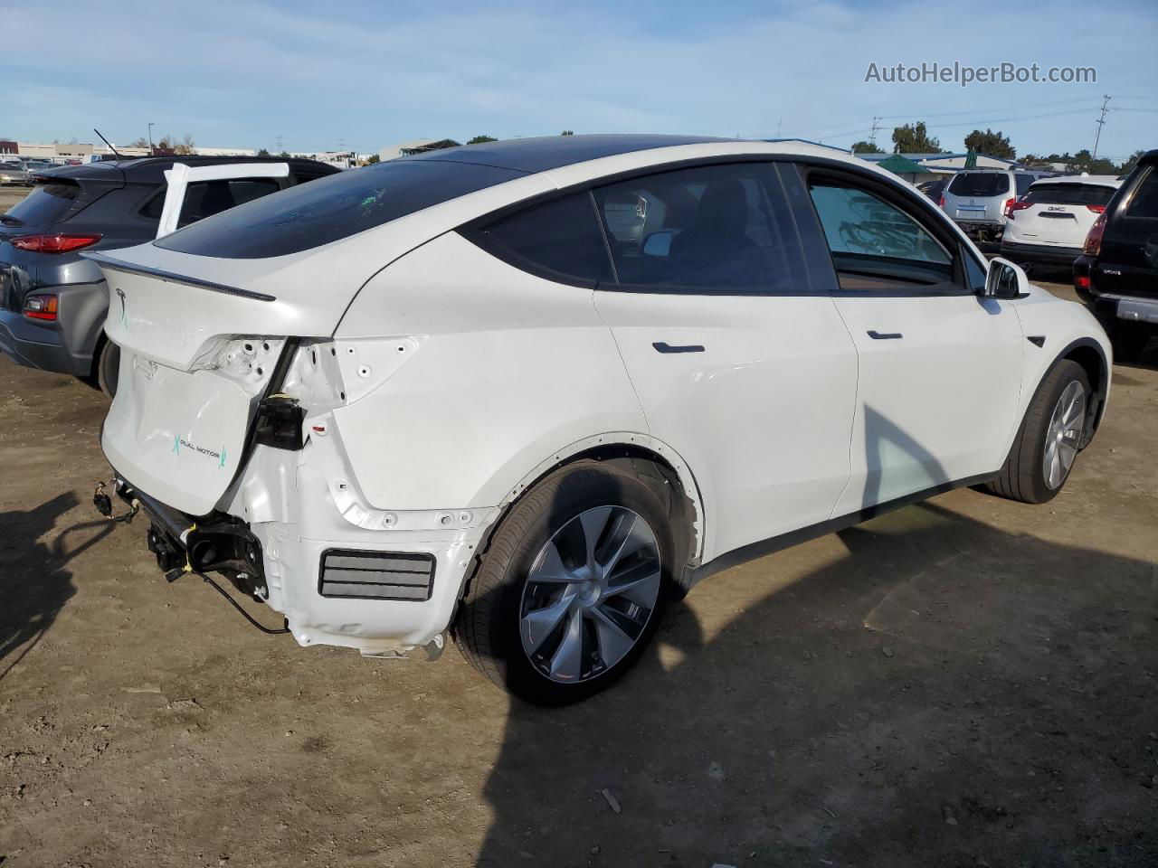 2022 Tesla Model Y  White vin: 7SAYGAEE2NF428835