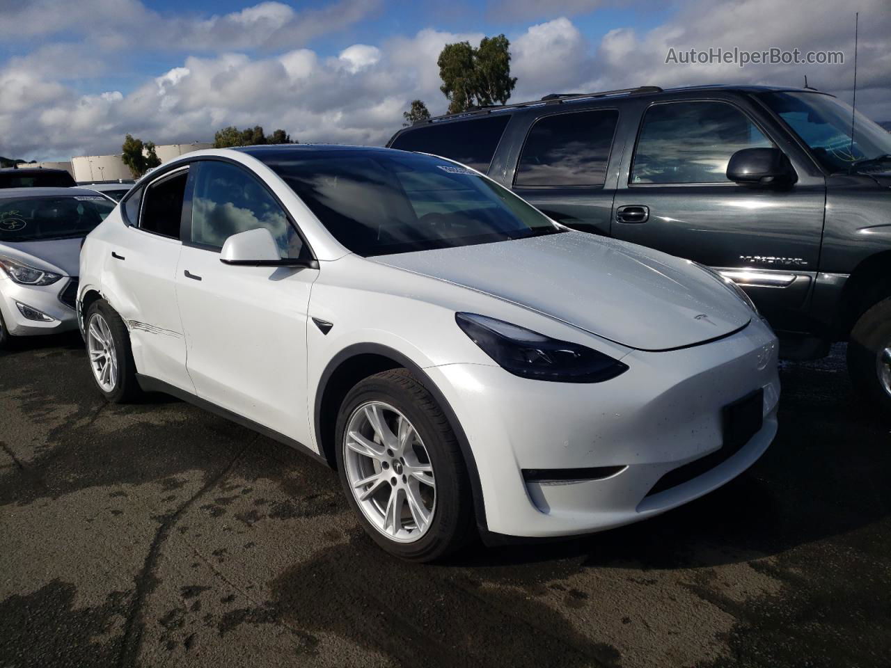 2022 Tesla Model Y  White vin: 7SAYGAEE4NF552024