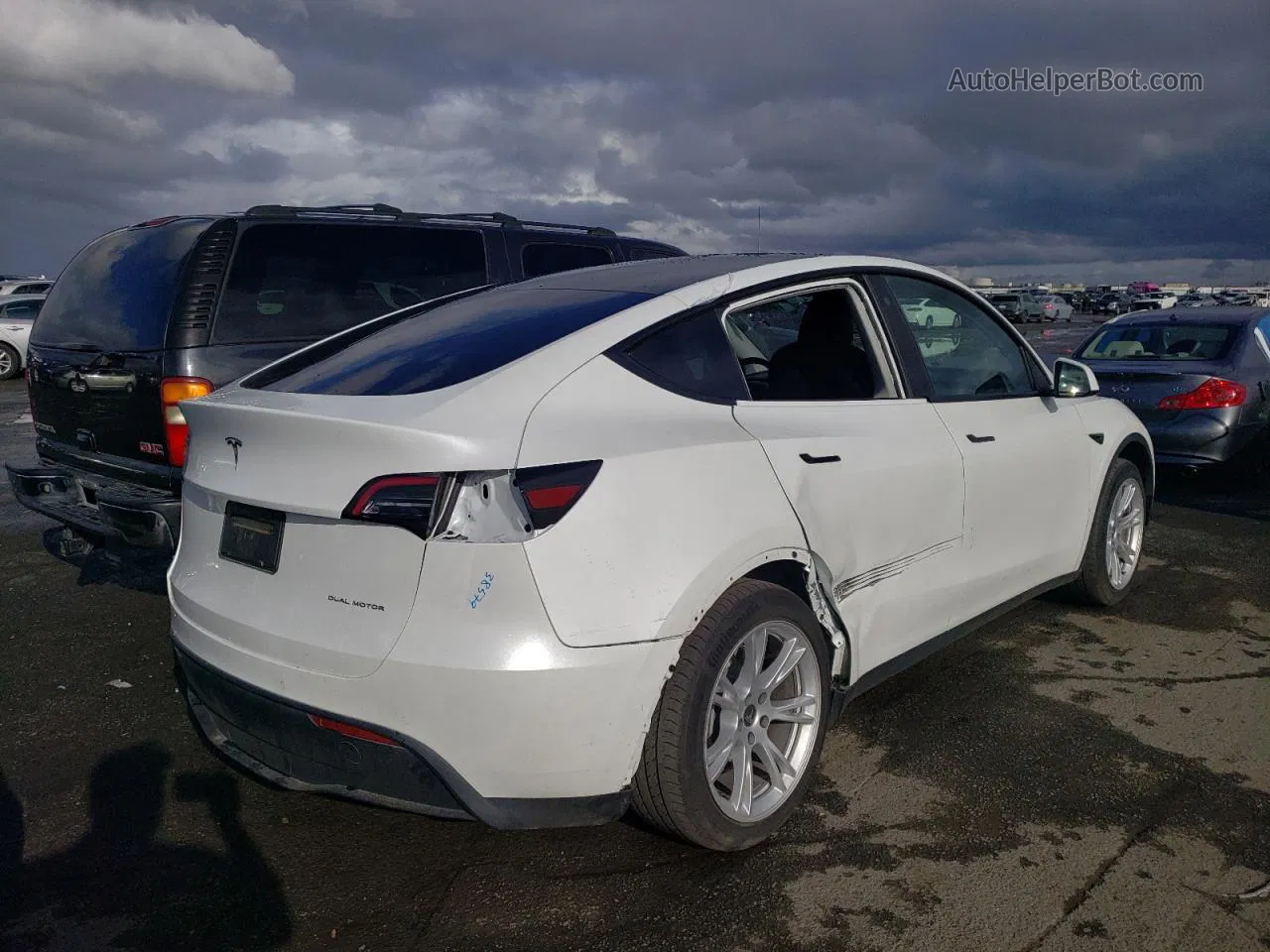 2022 Tesla Model Y  White vin: 7SAYGAEE4NF552024