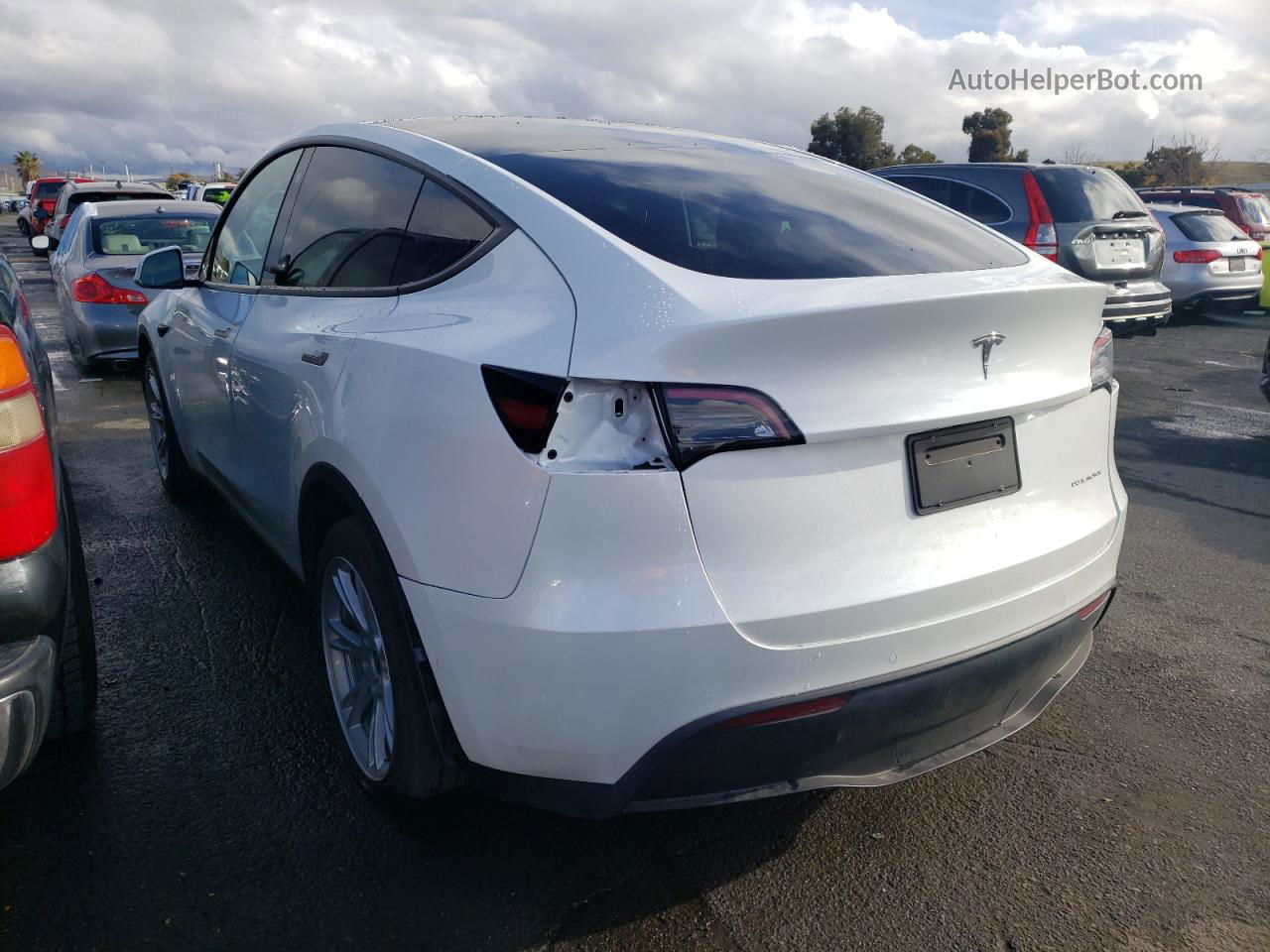 2022 Tesla Model Y  White vin: 7SAYGAEE4NF552024