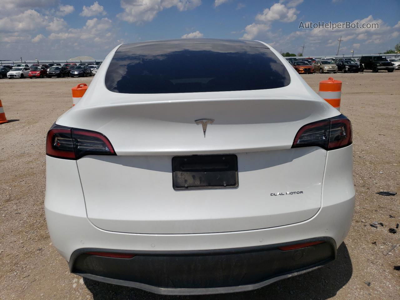 2022 Tesla Model Y  White vin: 7SAYGAEE5NF543039