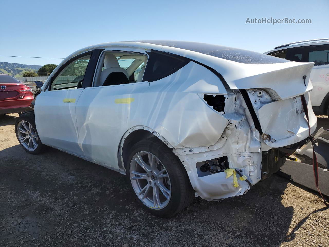 2022 Tesla Model Y  White vin: 7SAYGAEE8NF559588