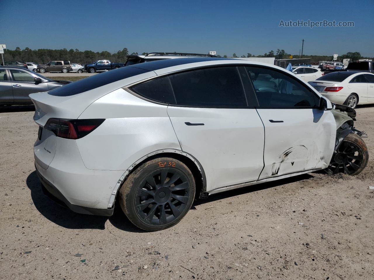 2022 Tesla Model Y  White vin: 7SAYGDEE5NA011384