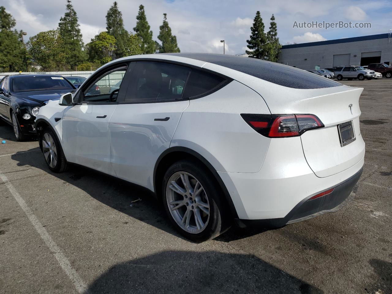 2022 Tesla Model Y  White vin: 7SAYGDEE6NF307193