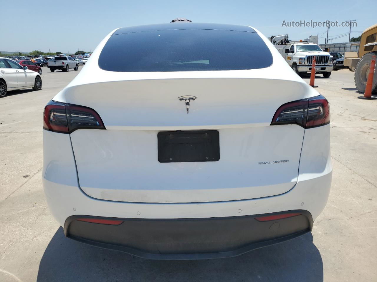 2022 Tesla Model Y  White vin: 7SAYGDEE6NF329856