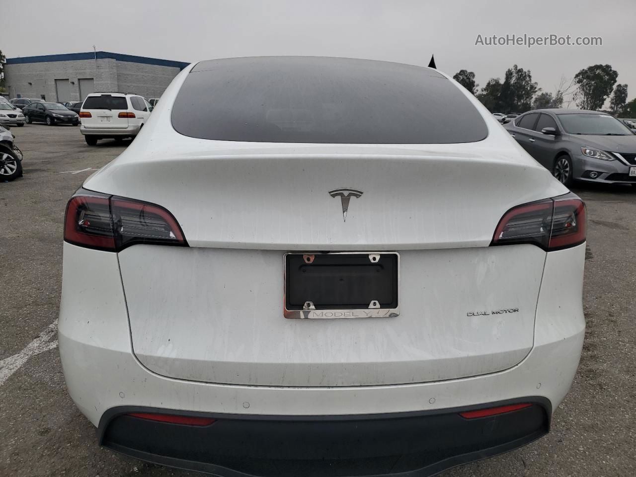 2022 Tesla Model Y  White vin: 7SAYGDEE8NF512031