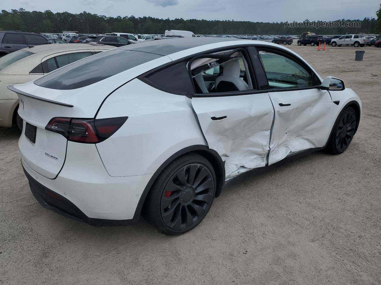 2022 Tesla Model Y  White vin: 7SAYGDEF5NF390124