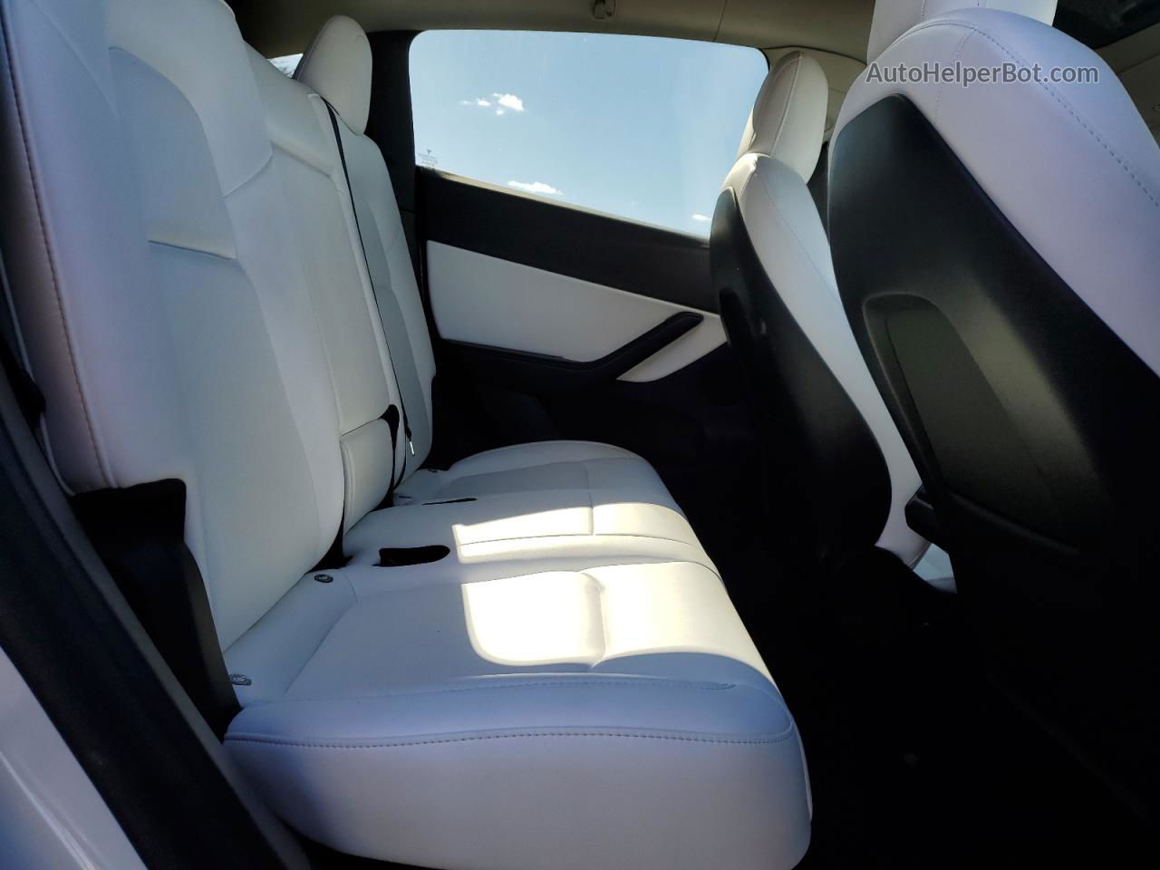 2022 Tesla Model Y  White vin: 7SAYGDEF7NF462974