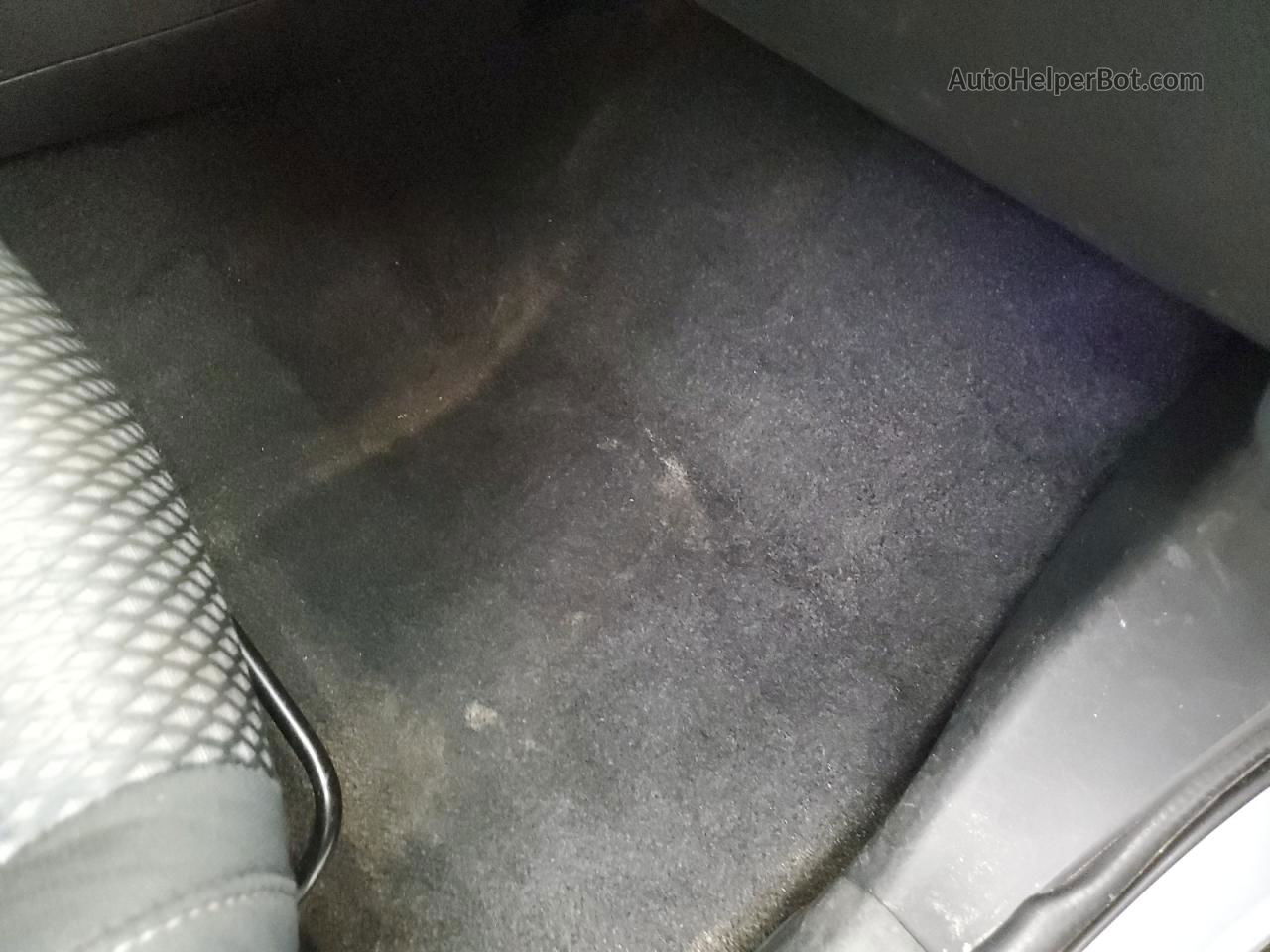 2017 Mitsubishi Outlander Es Silver vin: JA4AD2A30HZ047060 Damage: Right Front Carpet, Stained, Permanent