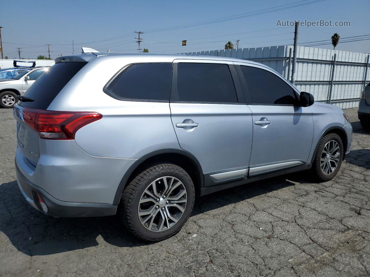 2017 Mitsubishi Outlander Es Silver vin: JA4AZ2A32HZ065903