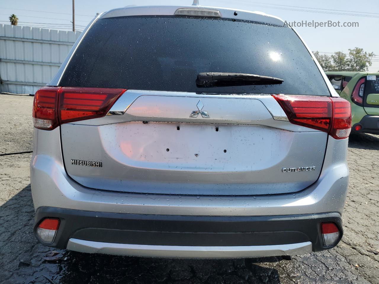 2017 Mitsubishi Outlander Es Silver vin: JA4AZ2A32HZ065903