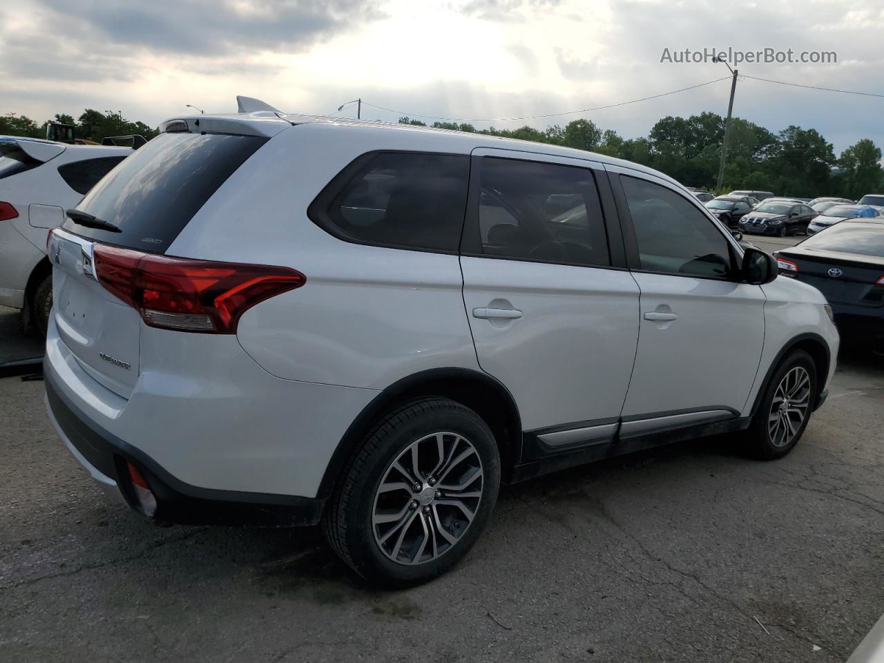 2017 Mitsubishi Outlander Es White vin: JA4AZ2A39HZ031487