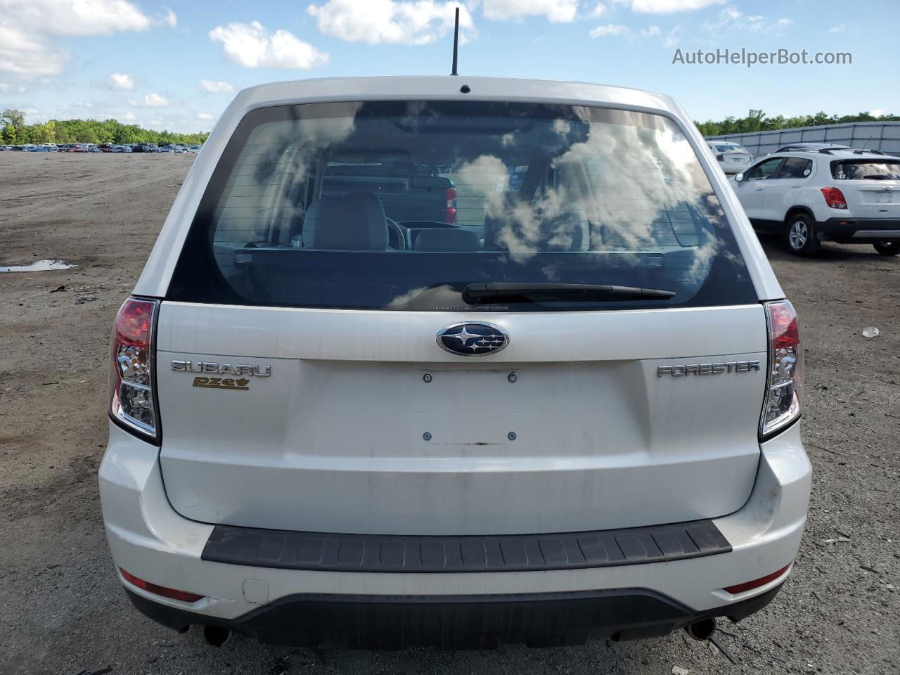 2009 Subaru Forester 2.5x White vin: JF2SH61689H756148