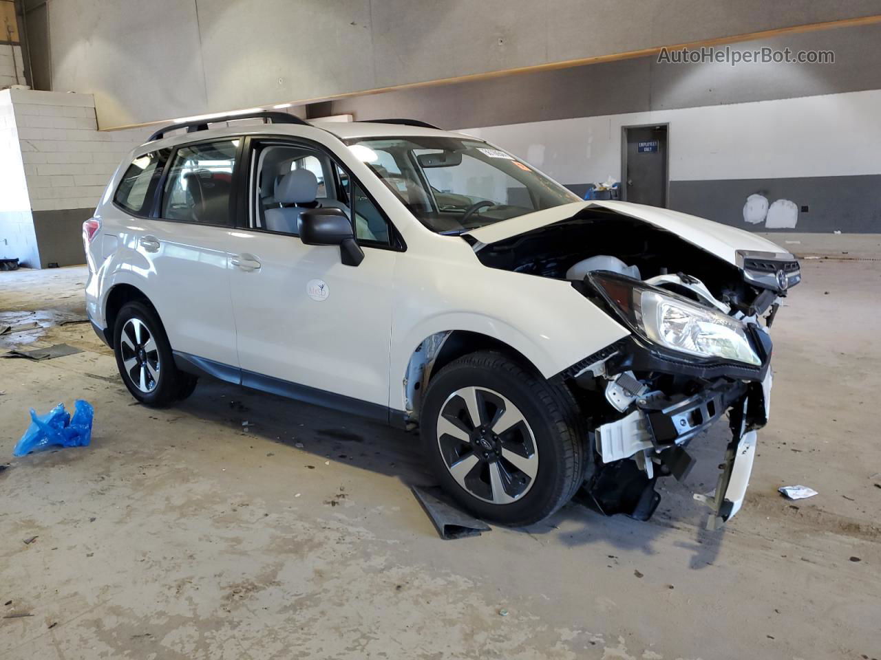 2018 Subaru Forester 2.5i White vin: JF2SJABC6JH497353