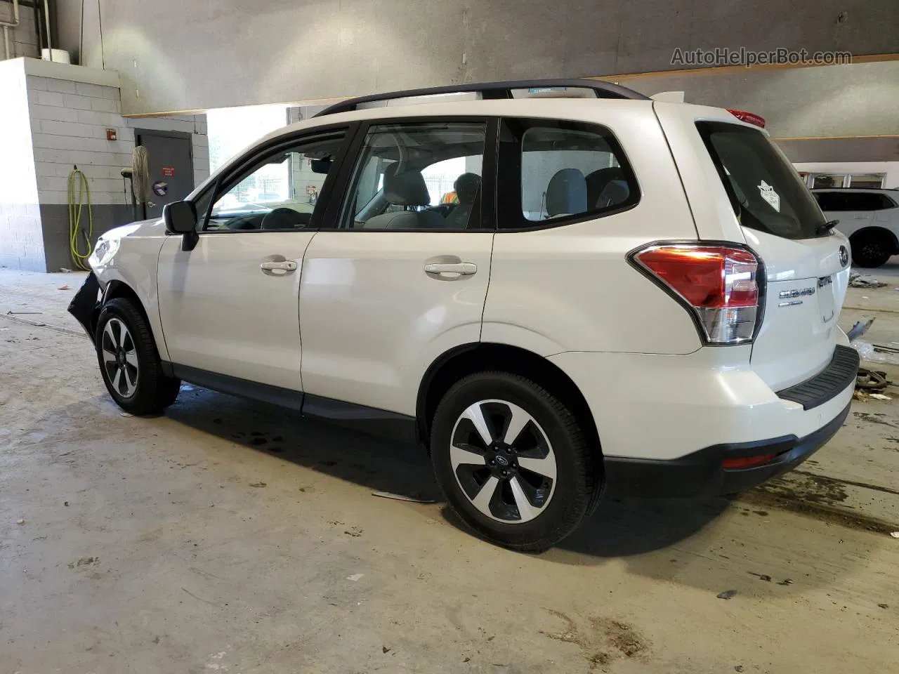 2018 Subaru Forester 2.5i White vin: JF2SJABC6JH497353