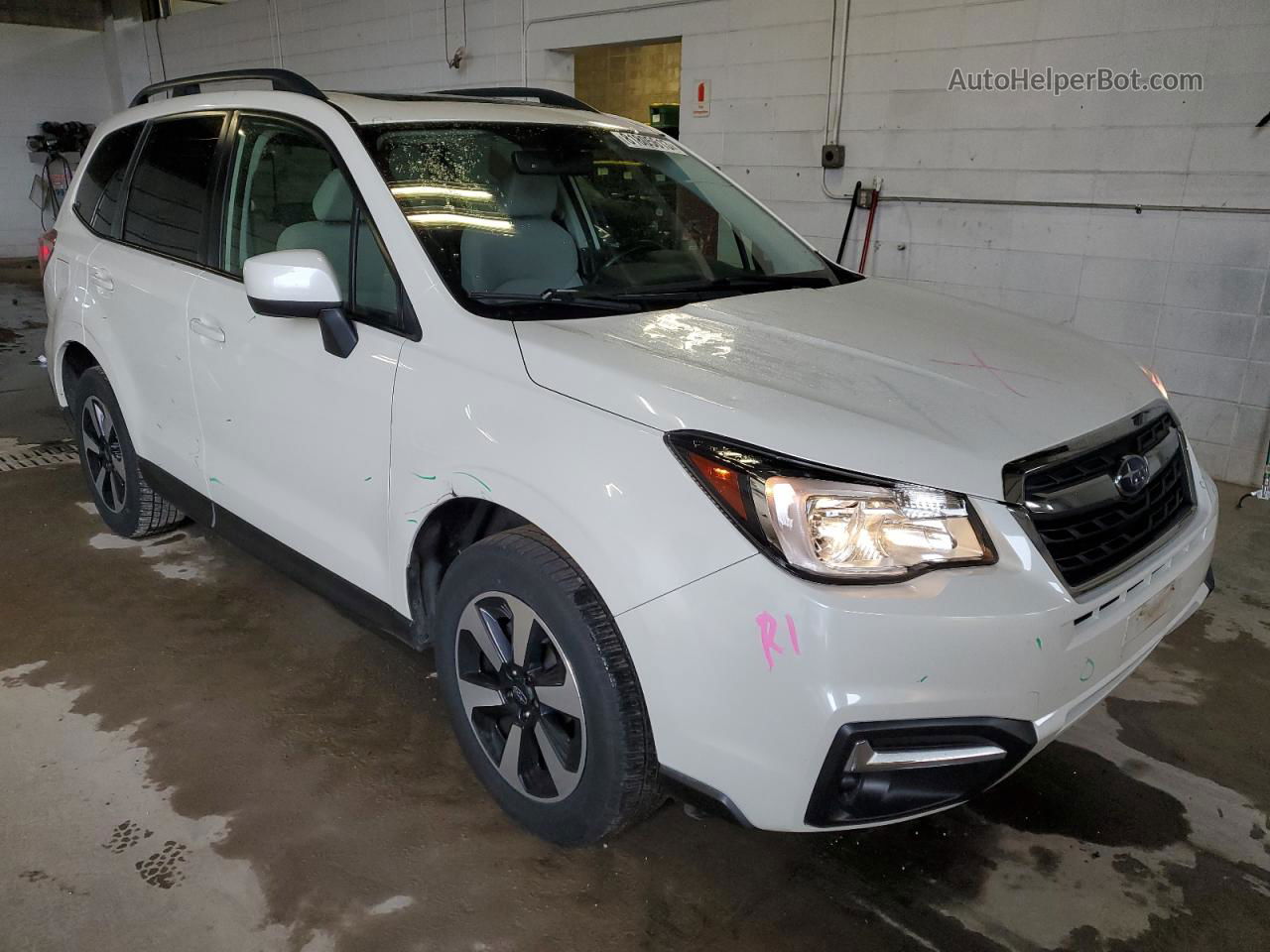 2018 Subaru Forester 2.5i Premium White vin: JF2SJAEC7JH458699