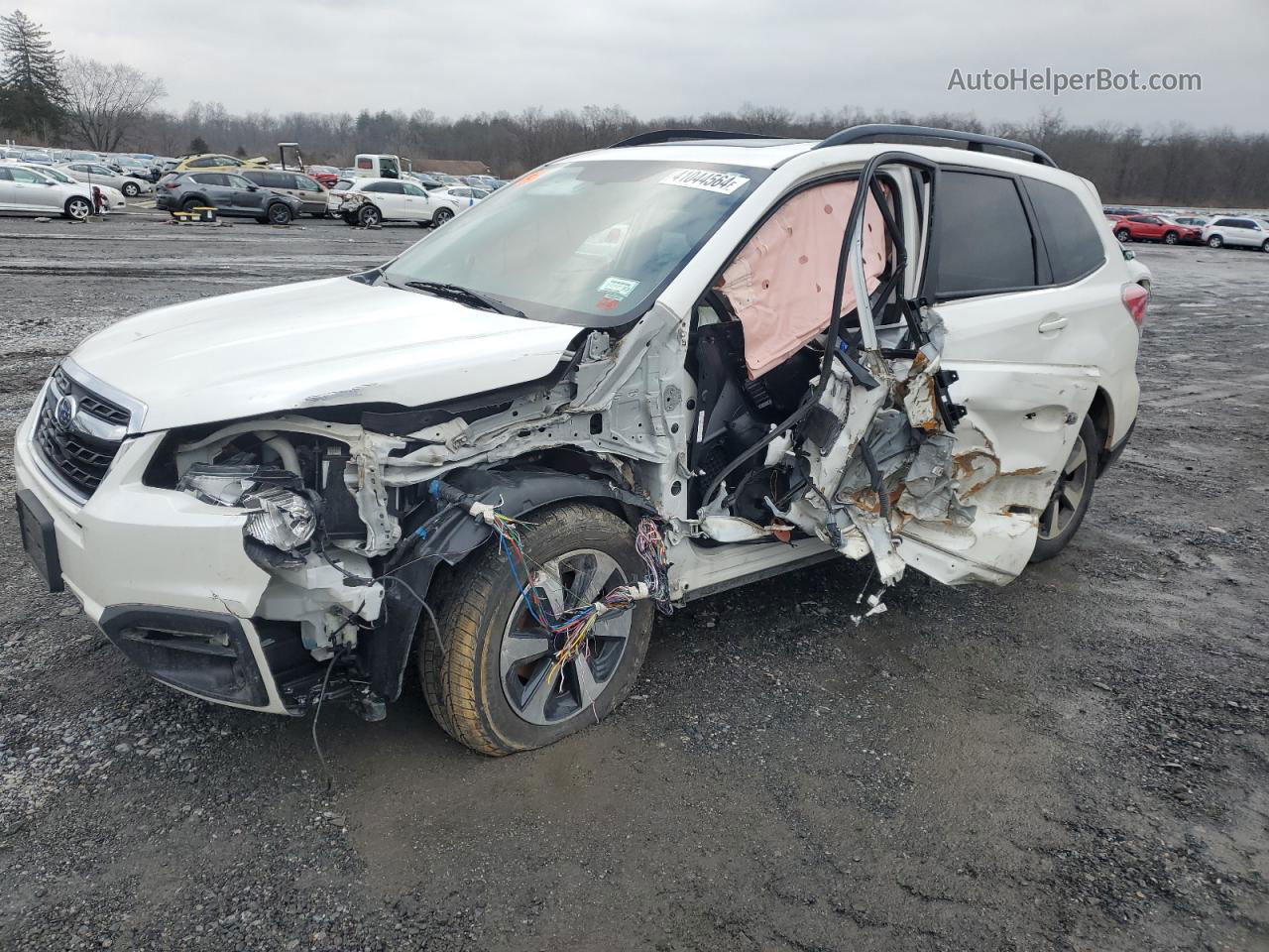 2018 Subaru Forester 2.5i Premium White vin: JF2SJAEC7JH480802