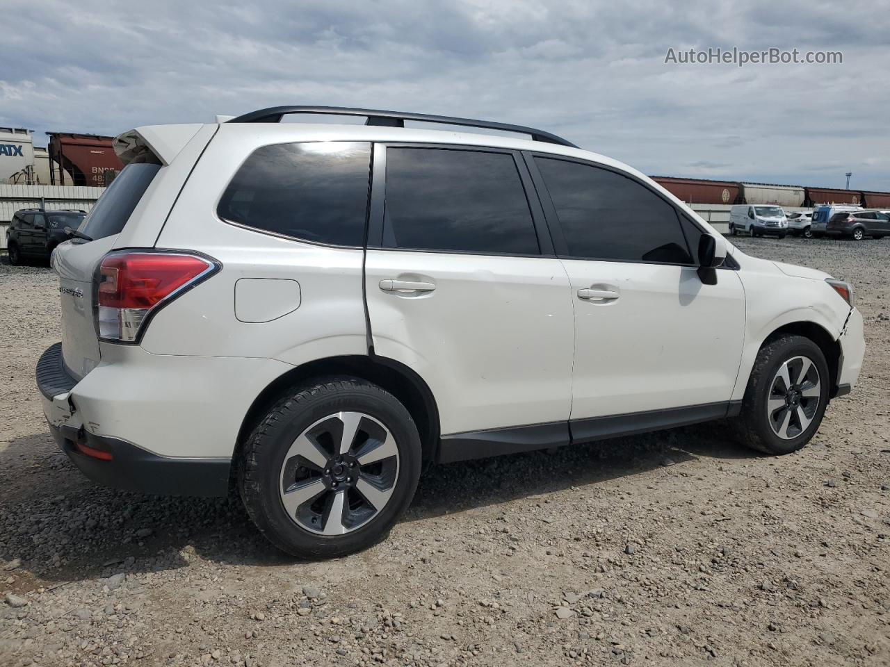 2018 Subaru Forester 2.5i Premium White vin: JF2SJAEC7JH604065