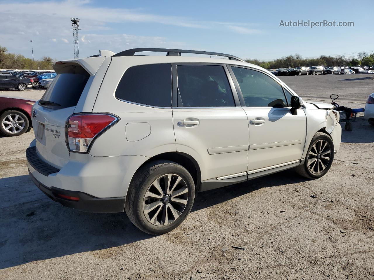 2018 Subaru Forester 2.0xt Touring White vin: JF2SJGWCXJH555574