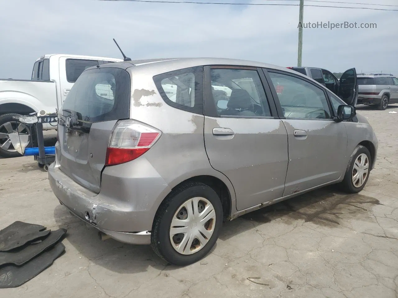 2009 Honda Fit  Silver vin: JHMGE882X9S008367