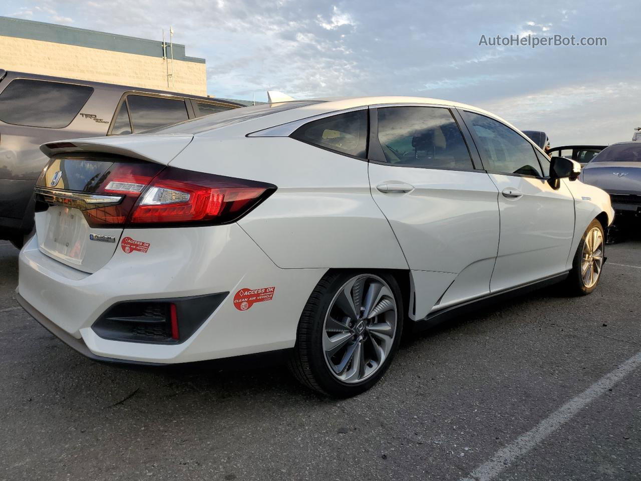 2018 Honda Clarity  White vin: JHMZC5F10JC021358