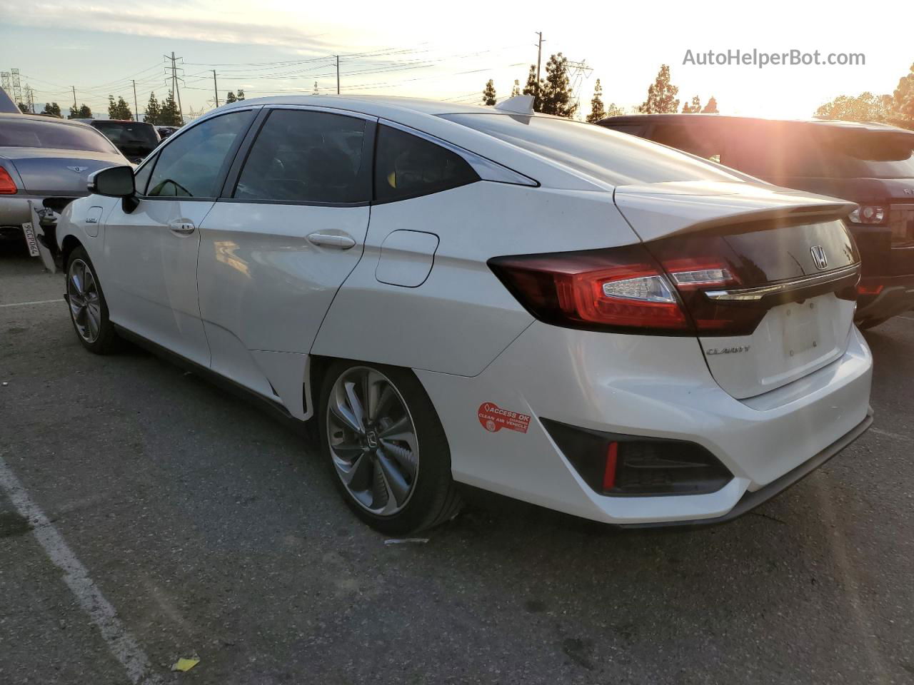 2018 Honda Clarity  White vin: JHMZC5F10JC021358