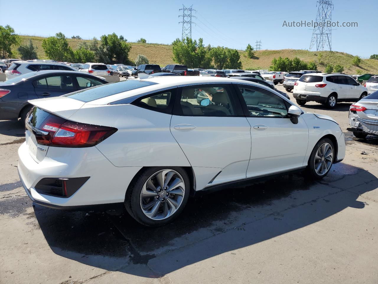 2018 Honda Clarity  White vin: JHMZC5F12JC015416