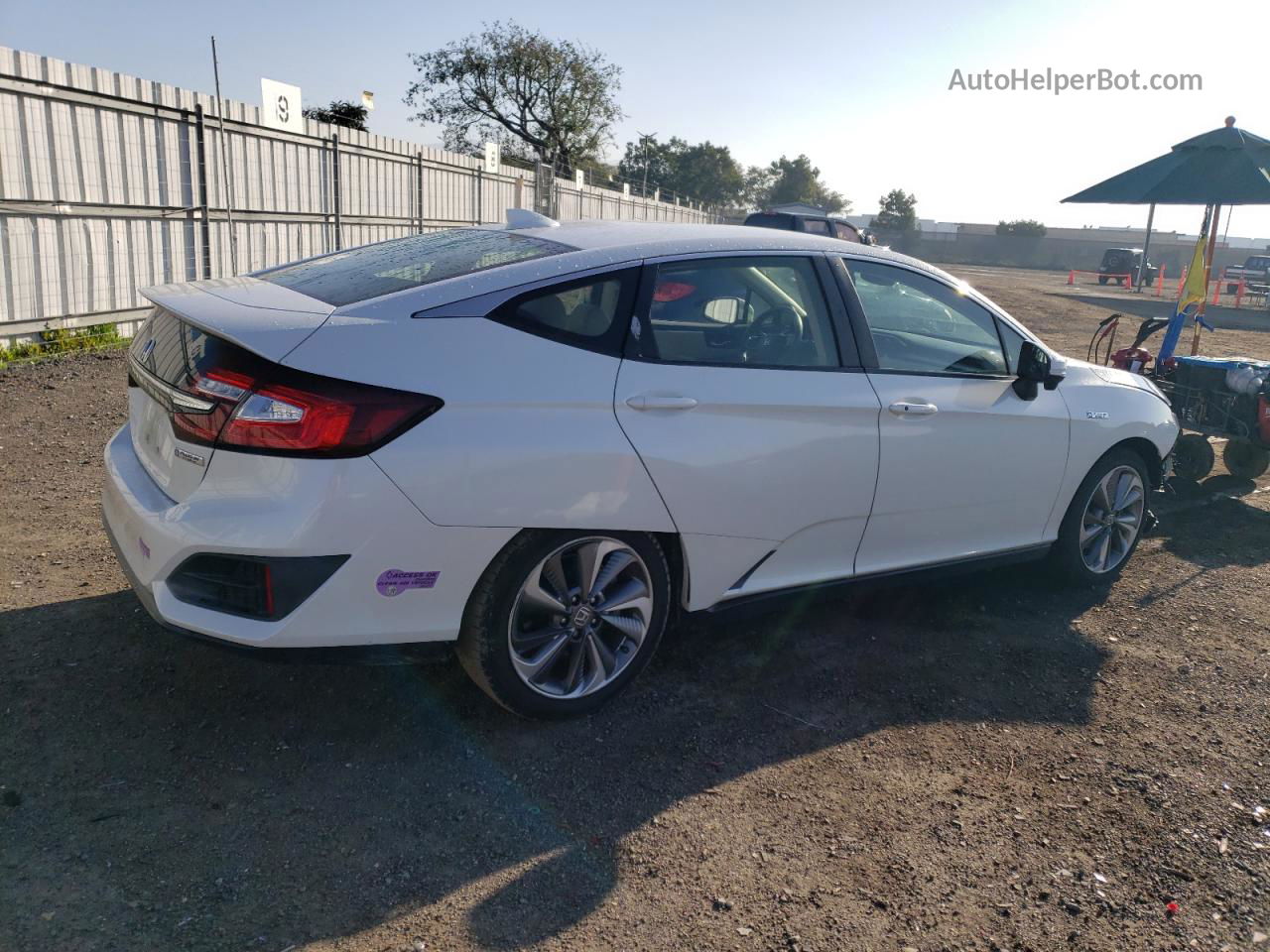 2018 Honda Clarity  White vin: JHMZC5F16JC022434