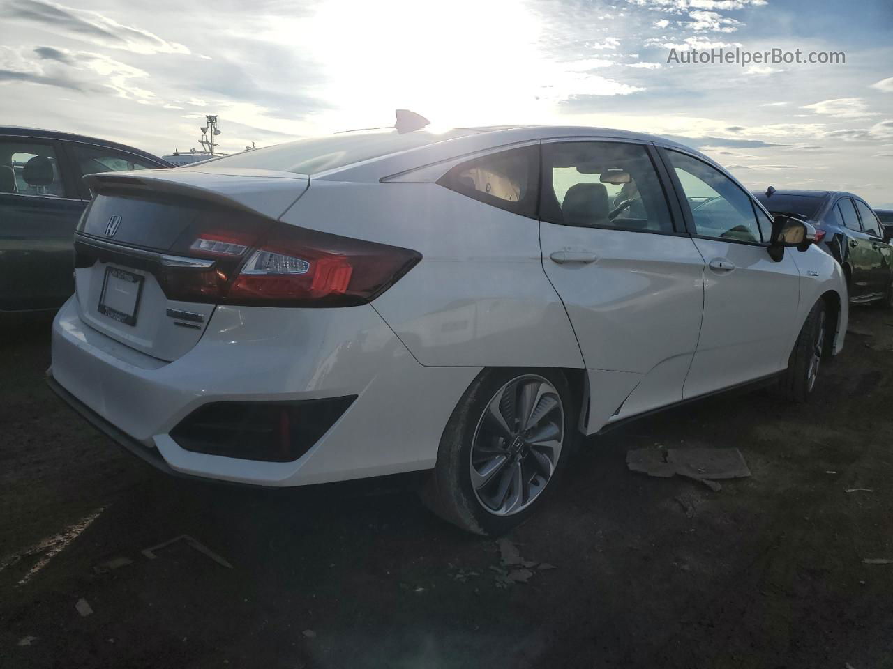 2018 Honda Clarity Touring White vin: JHMZC5F37JC017566