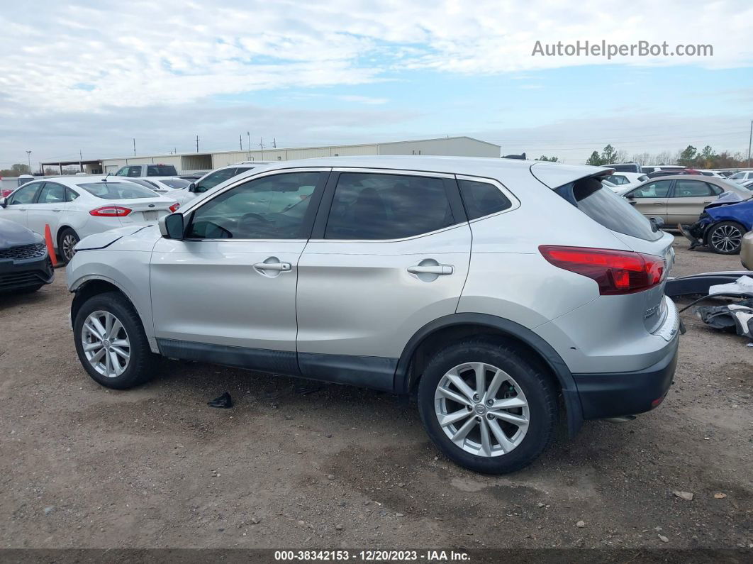 2018 Nissan Rogue Sport S Серебряный vin: JN1BJ1CP3JW152733