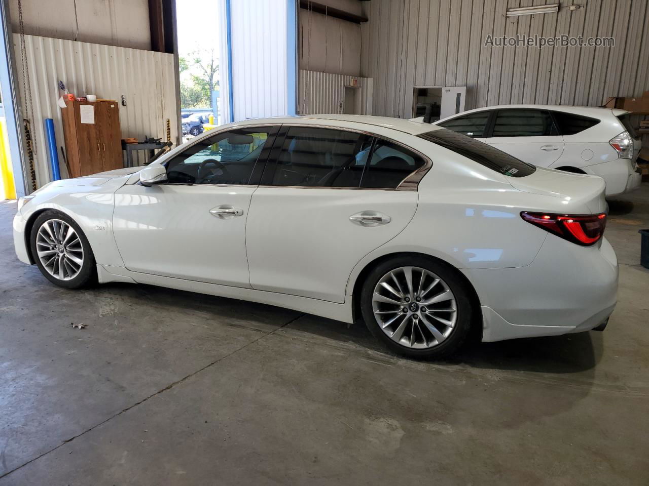 2018 Infiniti Q50 Luxe White vin: JN1EV7AP3JM352921