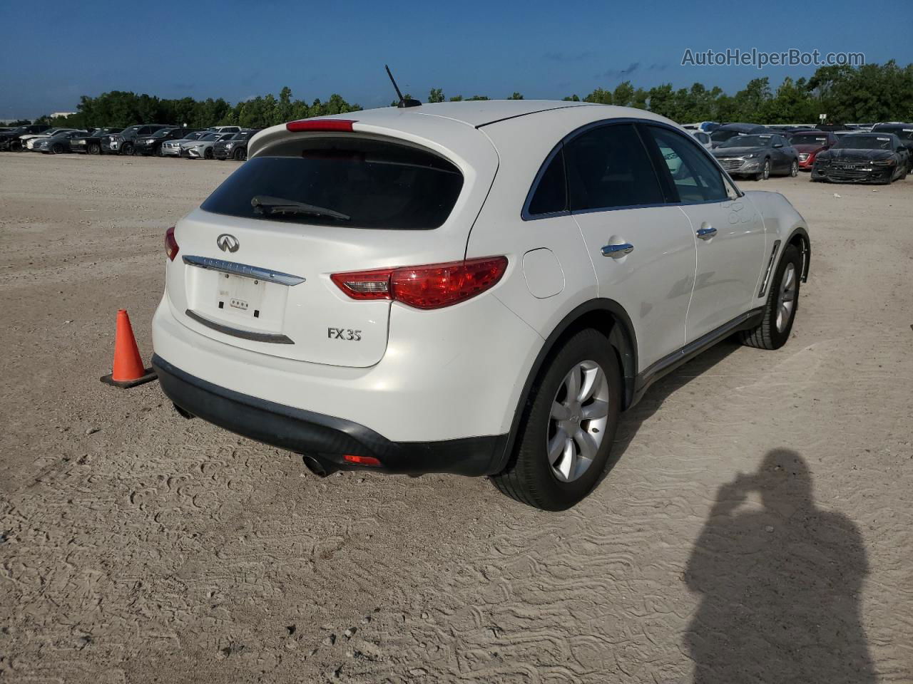 2009 Infiniti Fx35  White vin: JNRAS18U69M100069