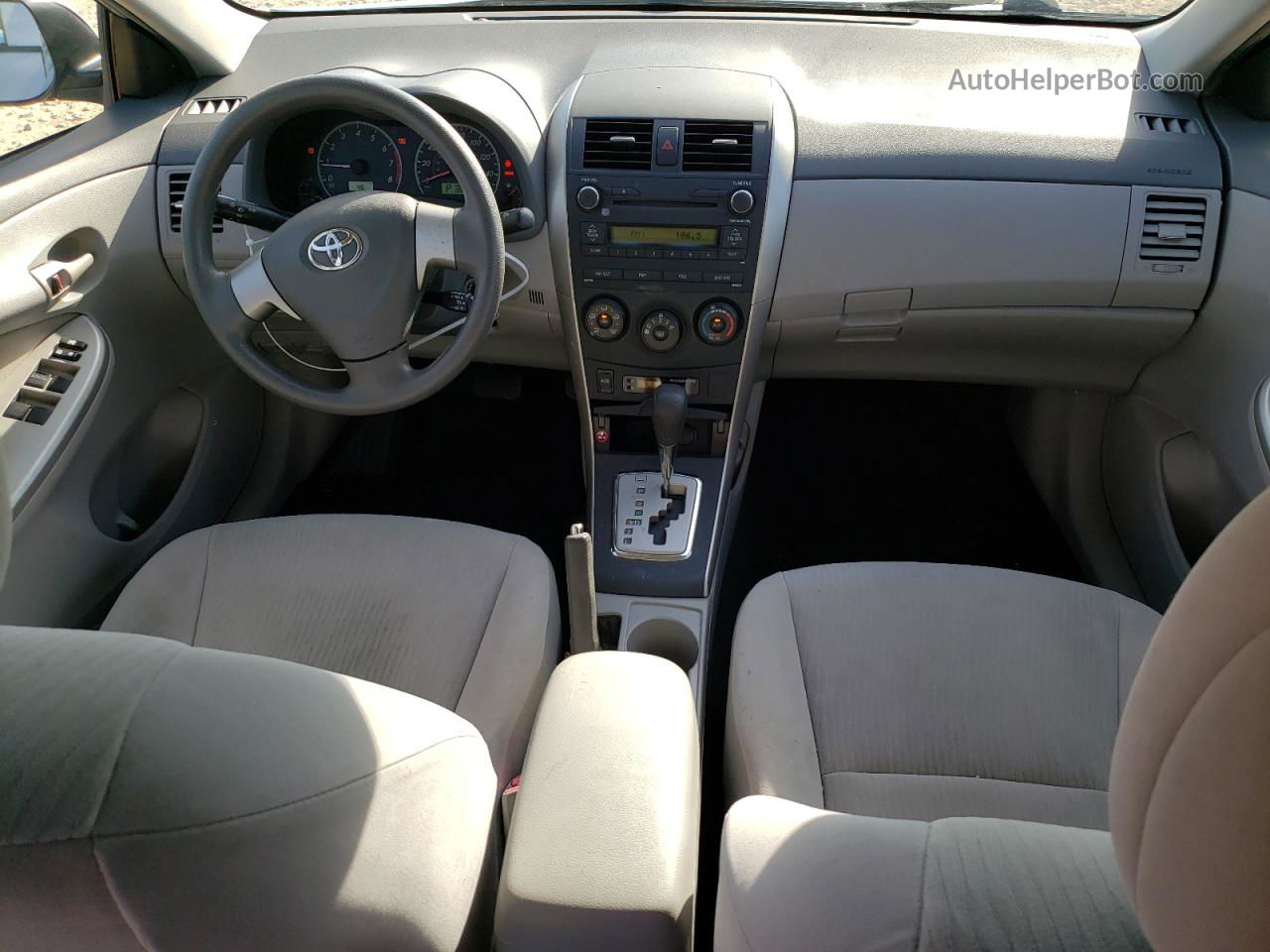 2010 Toyota Corolla Base Серебряный vin: JTDBU4EE3AJ070256