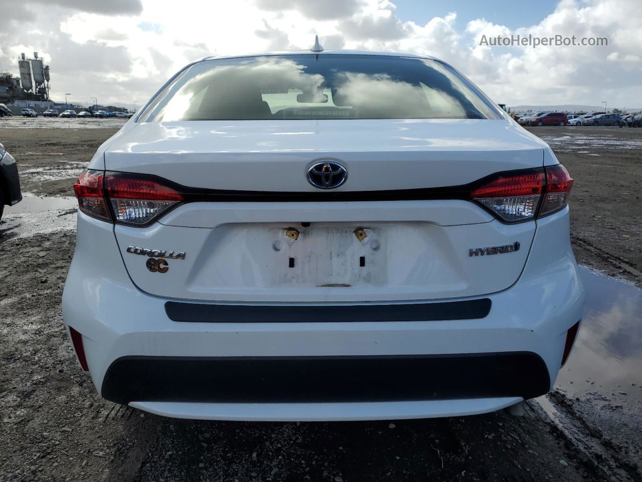 2021 Toyota Corolla Le White vin: JTDEAMDE5MJ018073