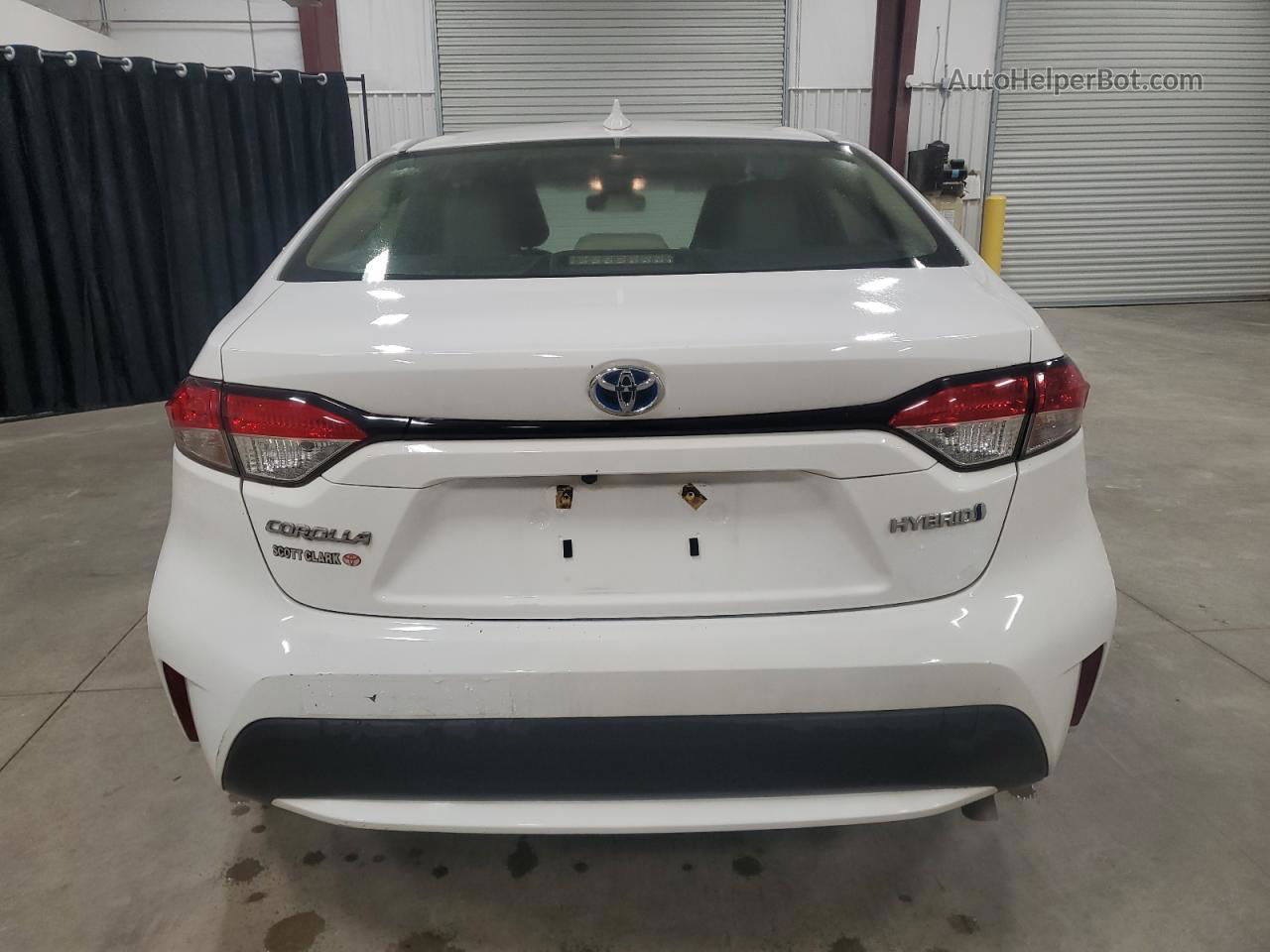 2021 Toyota Corolla Le White vin: JTDEAMDE6MJ033908