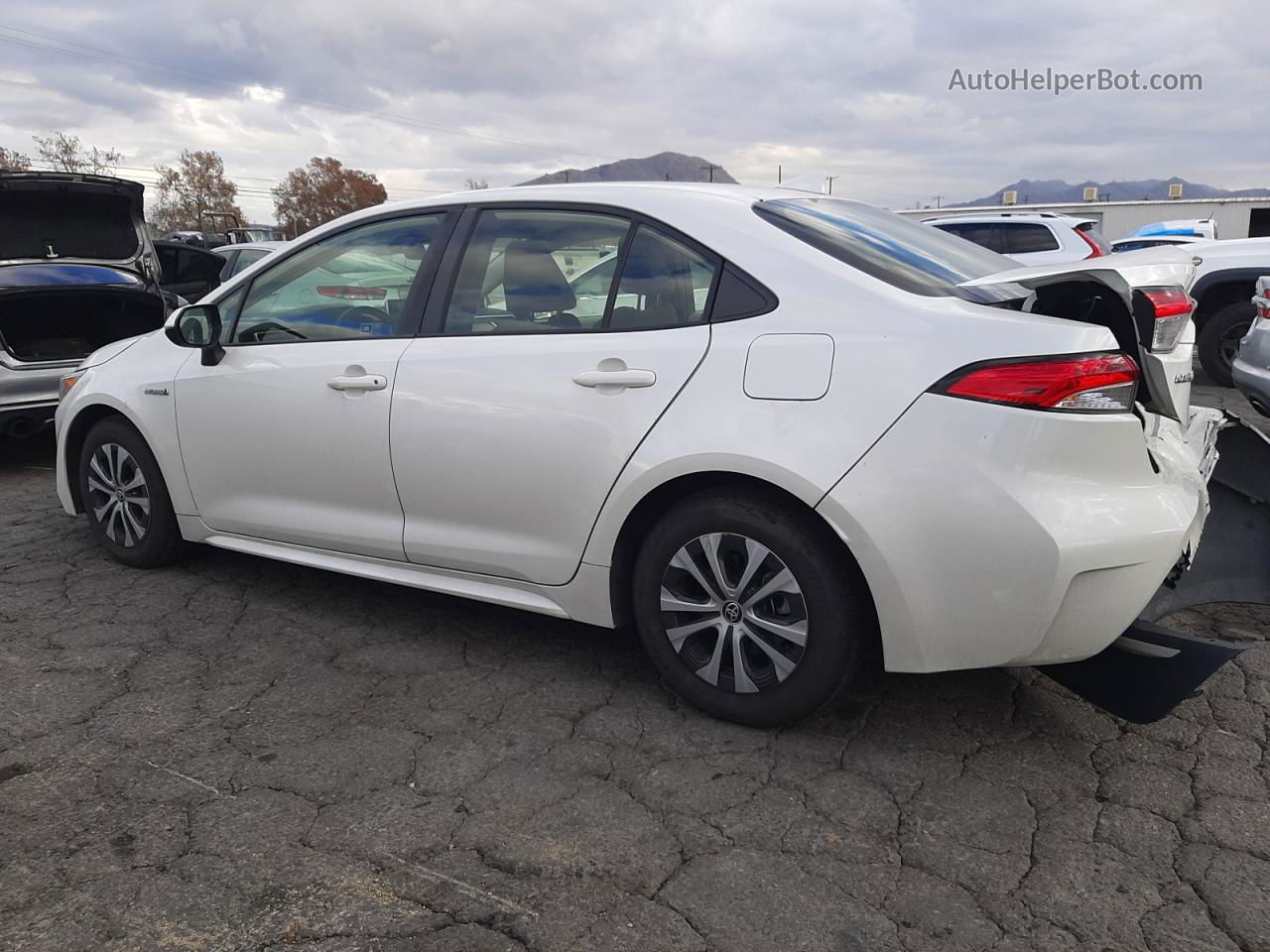 2020 Toyota Corolla Le White vin: JTDEBRBE7LJ005322