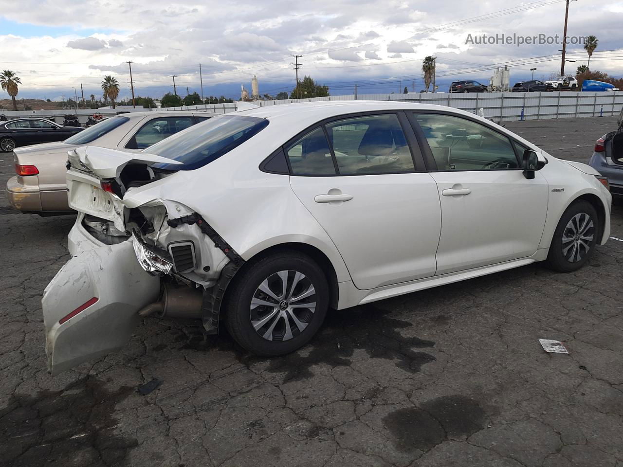 2020 Toyota Corolla Le White vin: JTDEBRBE7LJ005322