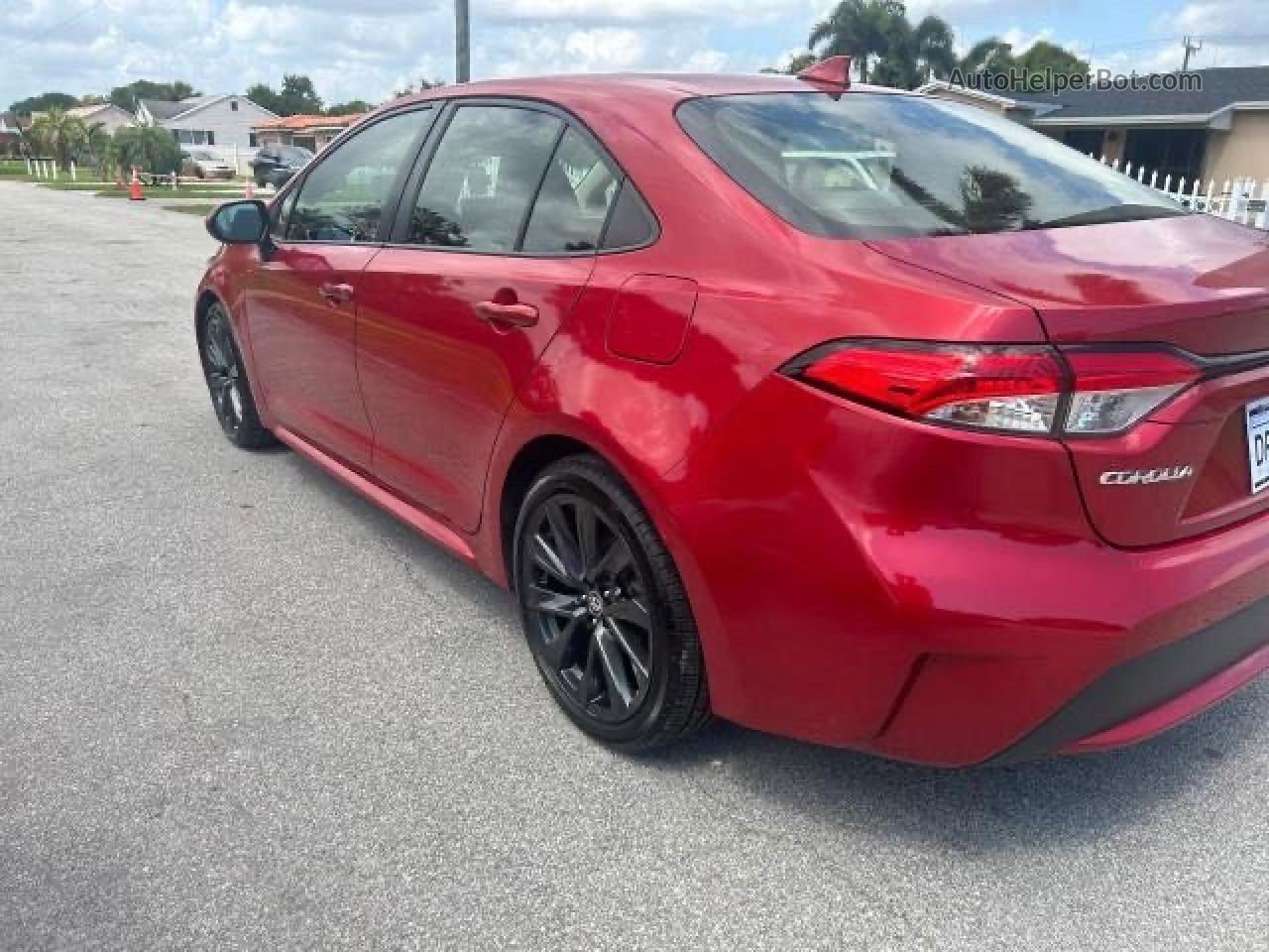 2020 Toyota Corolla Le Red vin: JTDEPRAE0LJ053652