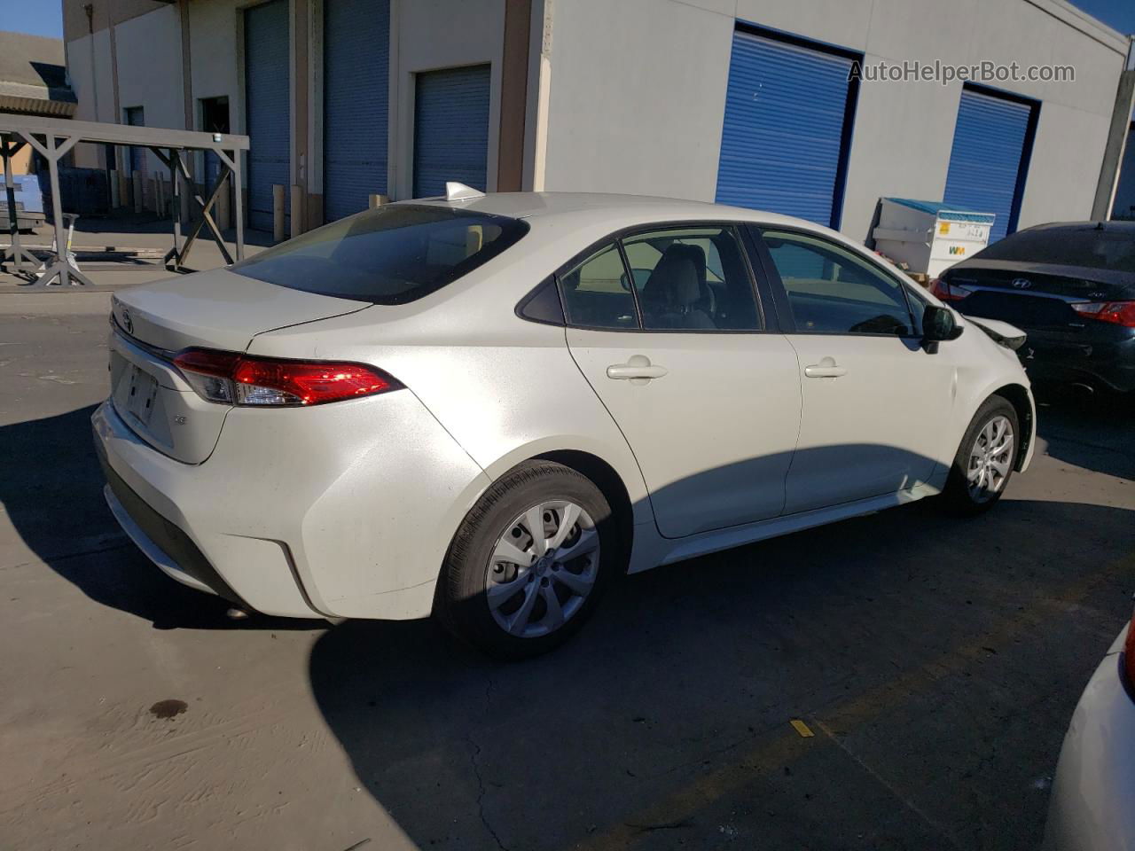 2020 Toyota Corolla Le White vin: JTDEPRAE3LJ046520