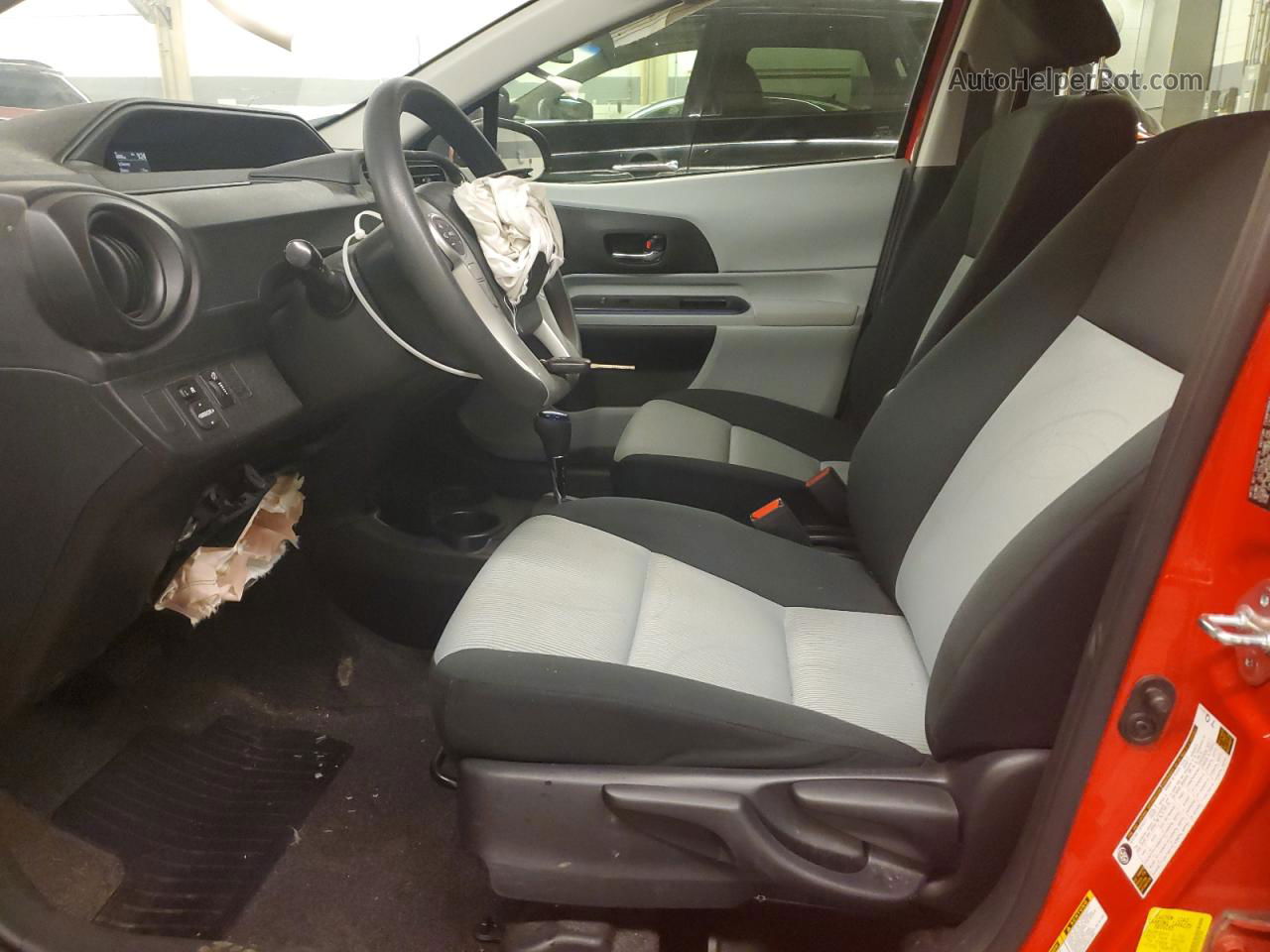 2013 Toyota Prius C  Красный vin: JTDKDTB30D1057630