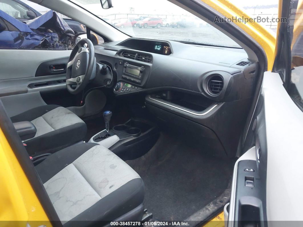 2014 Toyota Prius C Two Желтый vin: JTDKDTB31E1086040