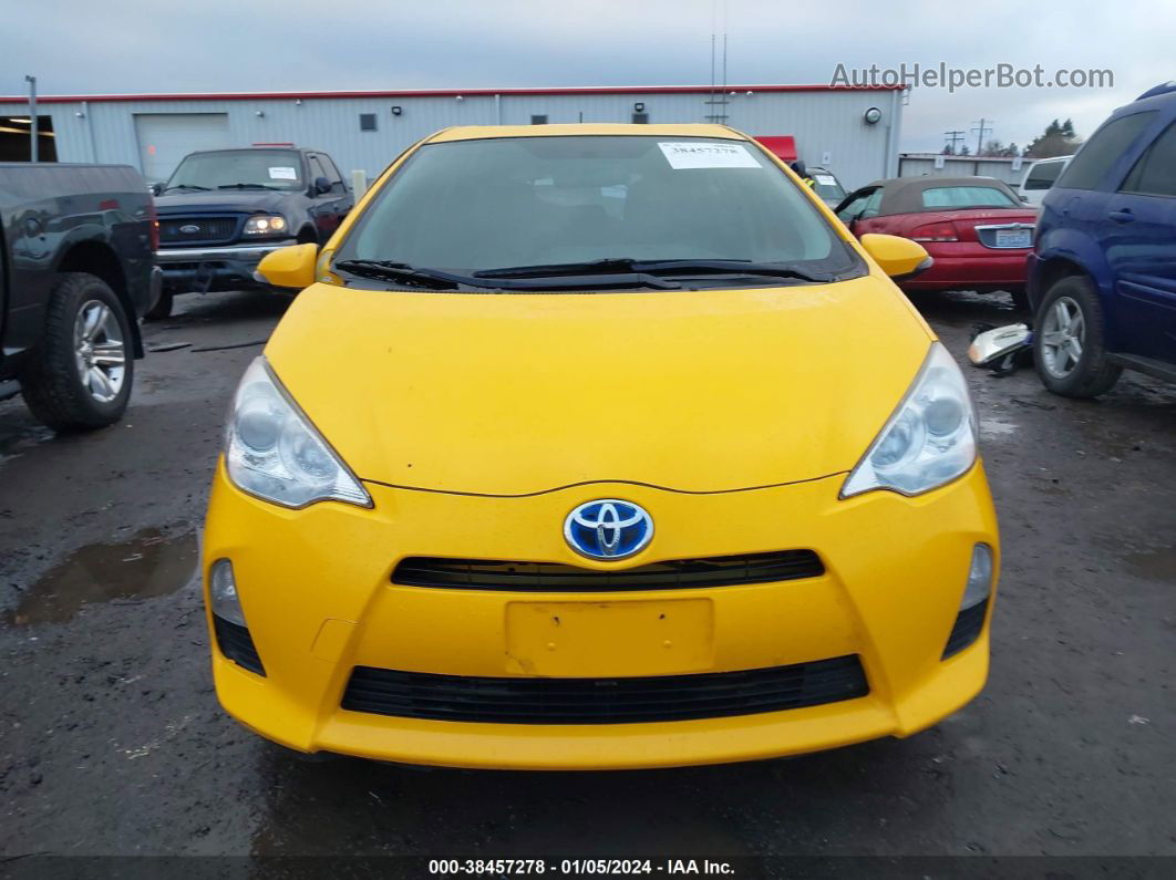 2014 Toyota Prius C Two Желтый vin: JTDKDTB31E1086040