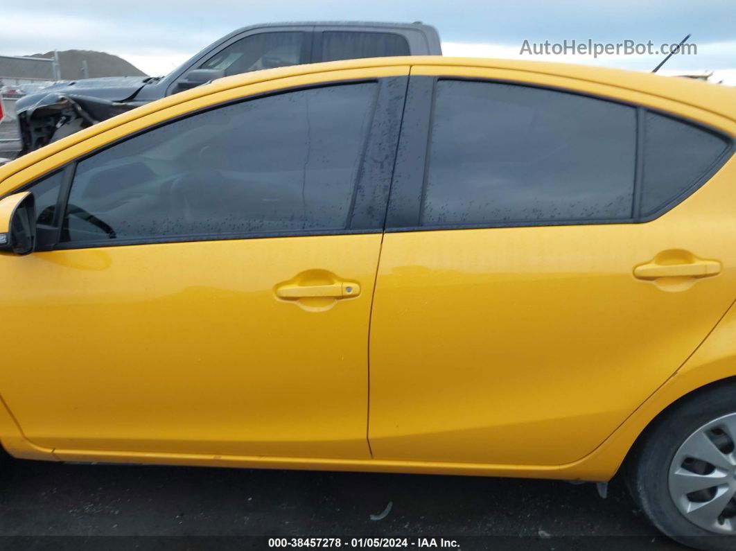 2014 Toyota Prius C Two Желтый vin: JTDKDTB31E1086040