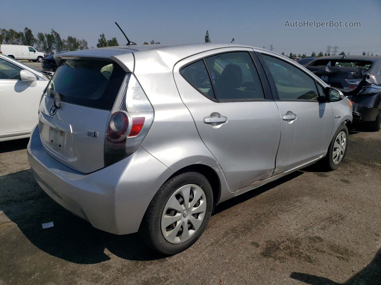 2013 Toyota Prius C  Серебряный vin: JTDKDTB32D1531979