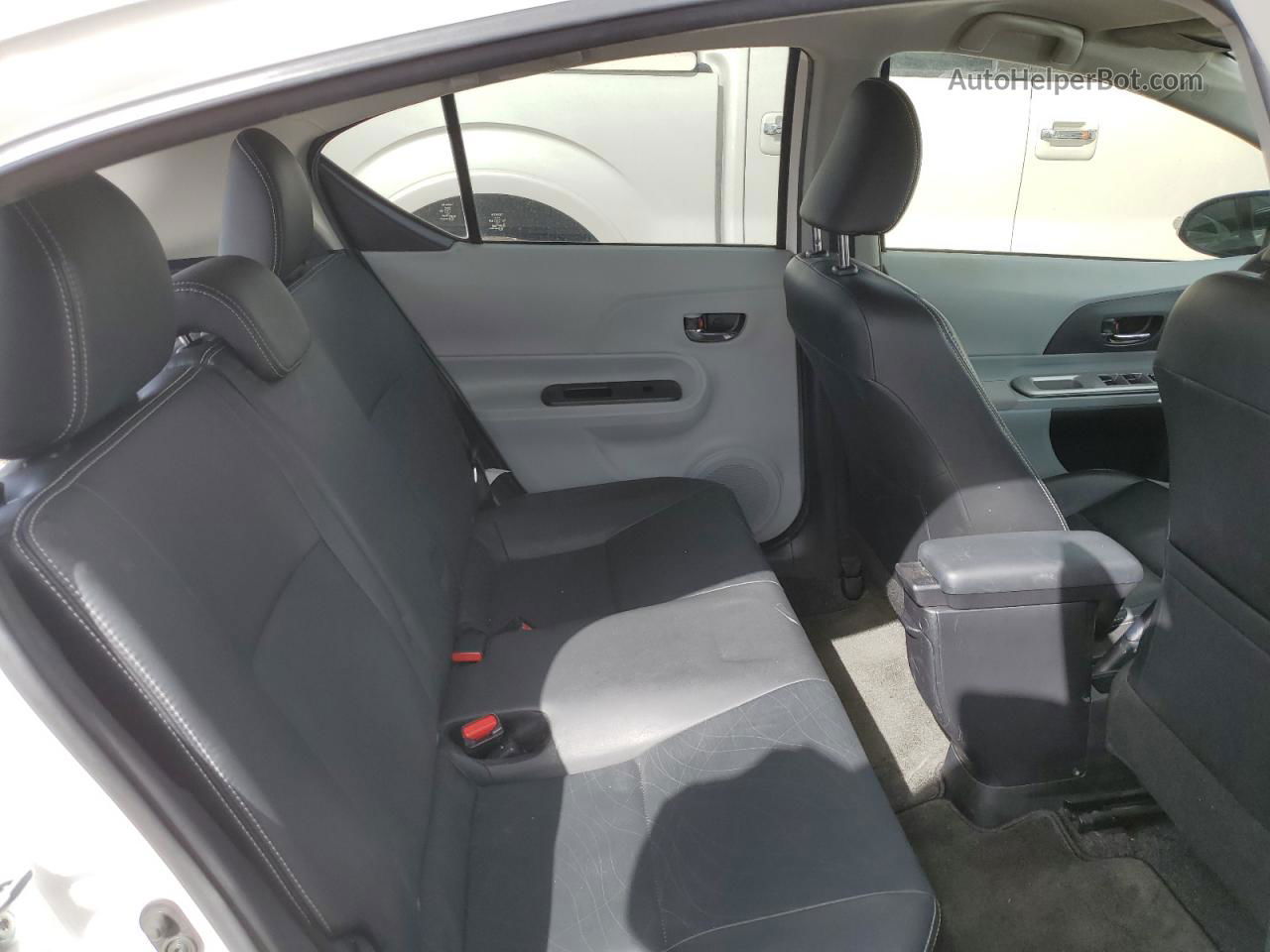 2012 Toyota Prius C  Белый vin: JTDKDTB34C1005836