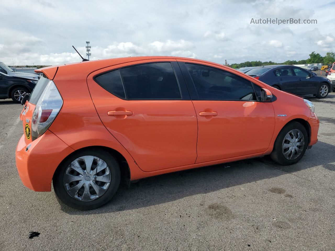 2014 Toyota Prius C  Оранжевый vin: JTDKDTB34E1065876