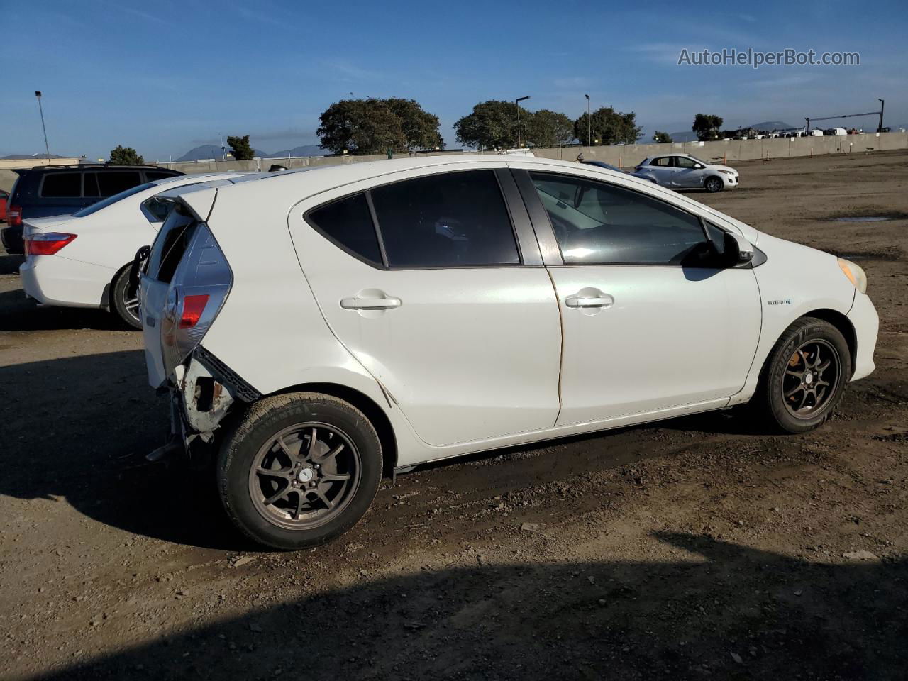 2013 Toyota Prius C  Белый vin: JTDKDTB35D1545388